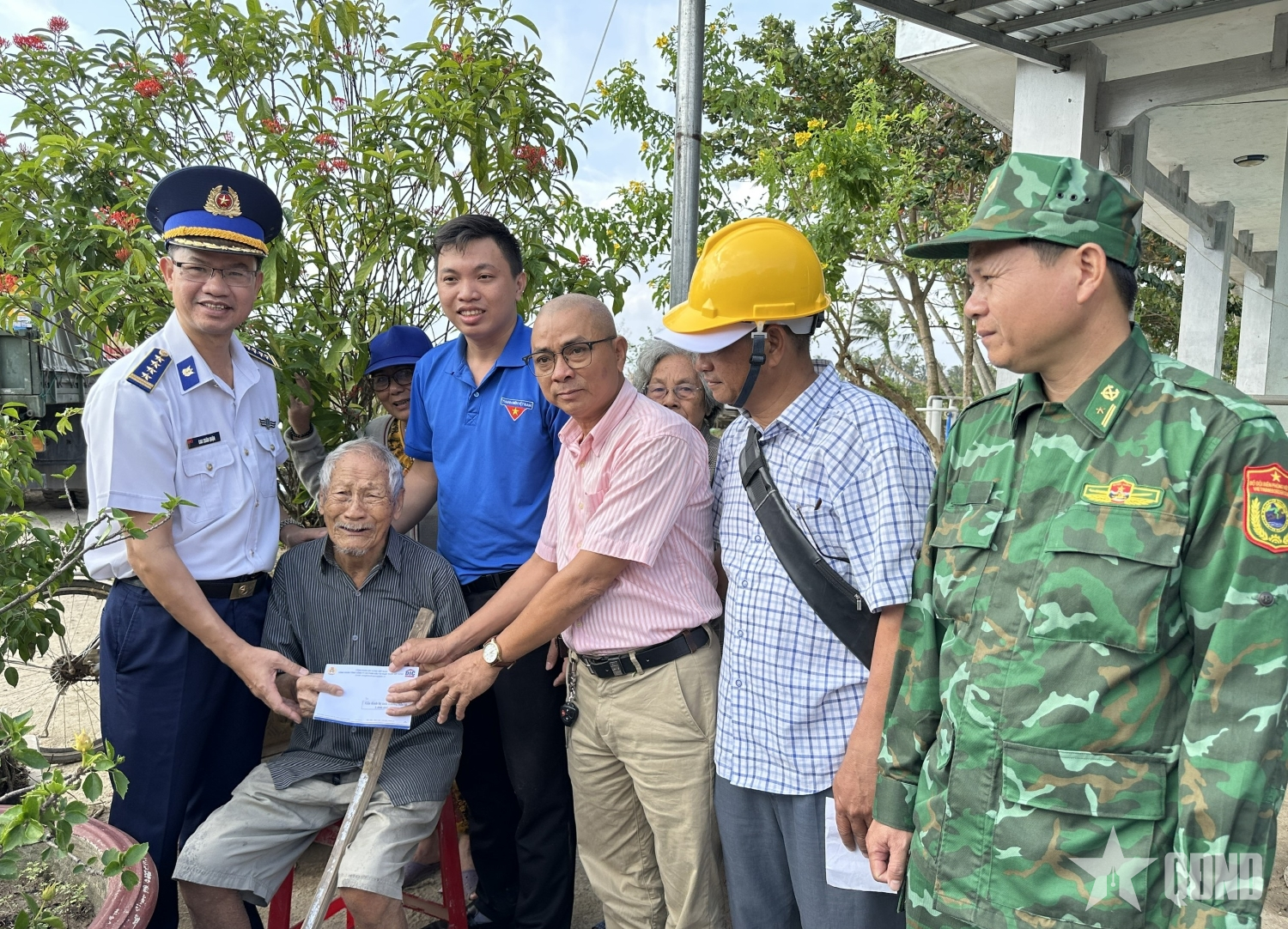 Bộ tư lệnh Vùng Cảnh sát biển 3 phối hợp trao hàng nghìn suất quà hỗ trợ người dân